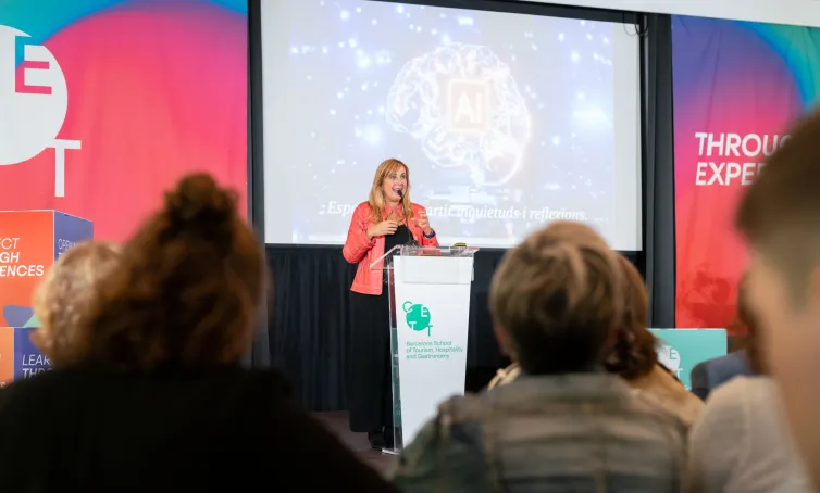 Xantal Llavina hablando en el escenario