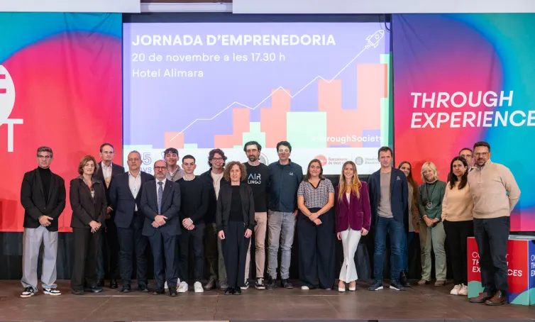 Fotografia de totes les persones participants i el jurat sobre l'escenari.