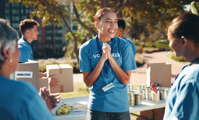 Un grupo de voluntarios trasladando cajas.