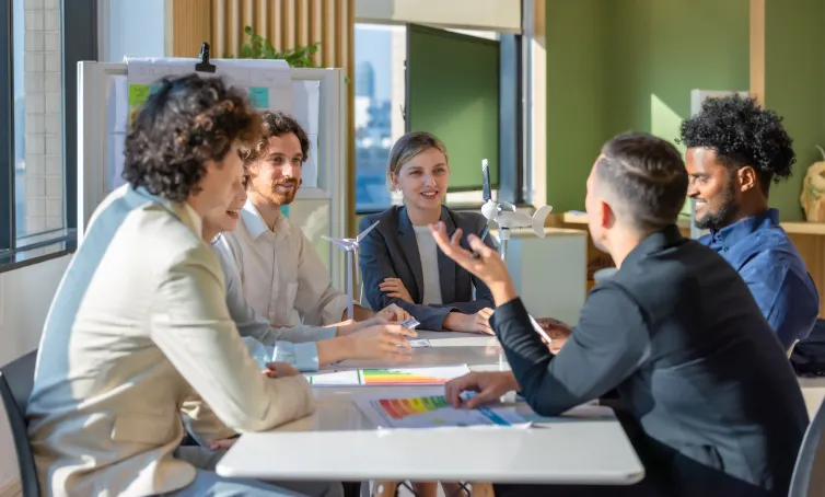 Equipo multidisciplinar trabajando en un proyecto, colaborando en el desarrollo de un prototipo.