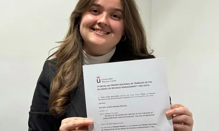 Ariadna Mostajo posa con el premio certificado