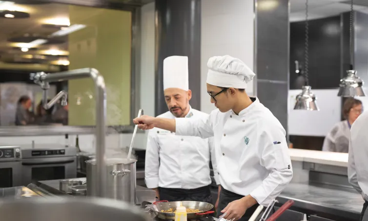 Alumno de cocina del CETT durante una clase