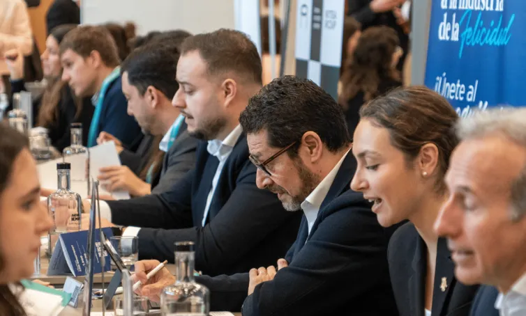 Personas en diferentes entrevistas de trabajo