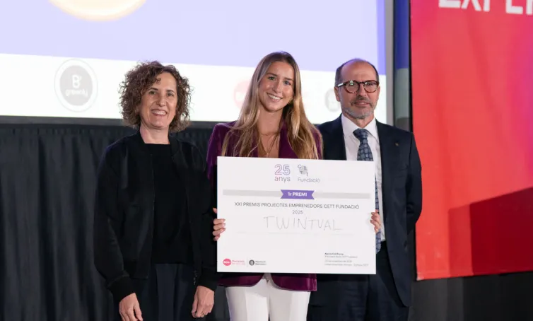 Persona recogiendo un premio