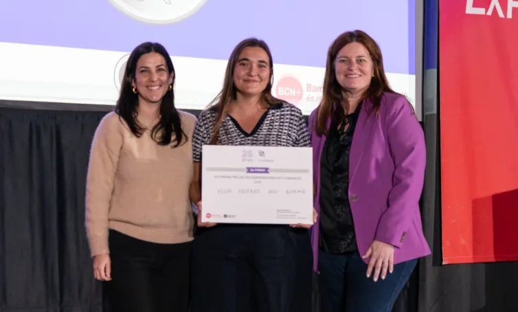 Persona recogiendo un premio