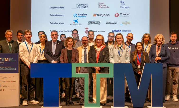 grupo de personas posando en el escenario