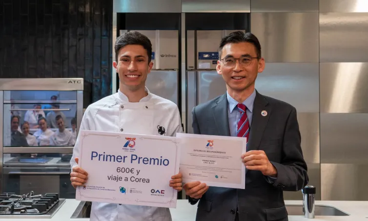 Eric Buxó recibe el diploma junto al consul de Corea