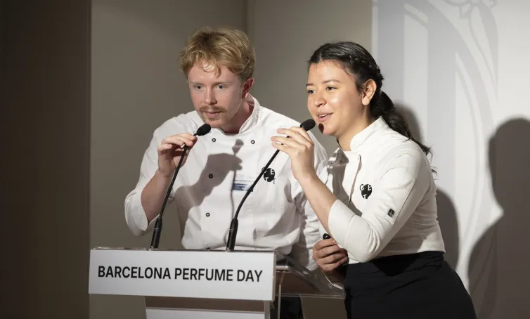 Dos alumnes del CETT presentant sobre l'escenari