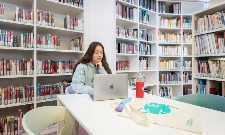 Estudiant a la biblioteca