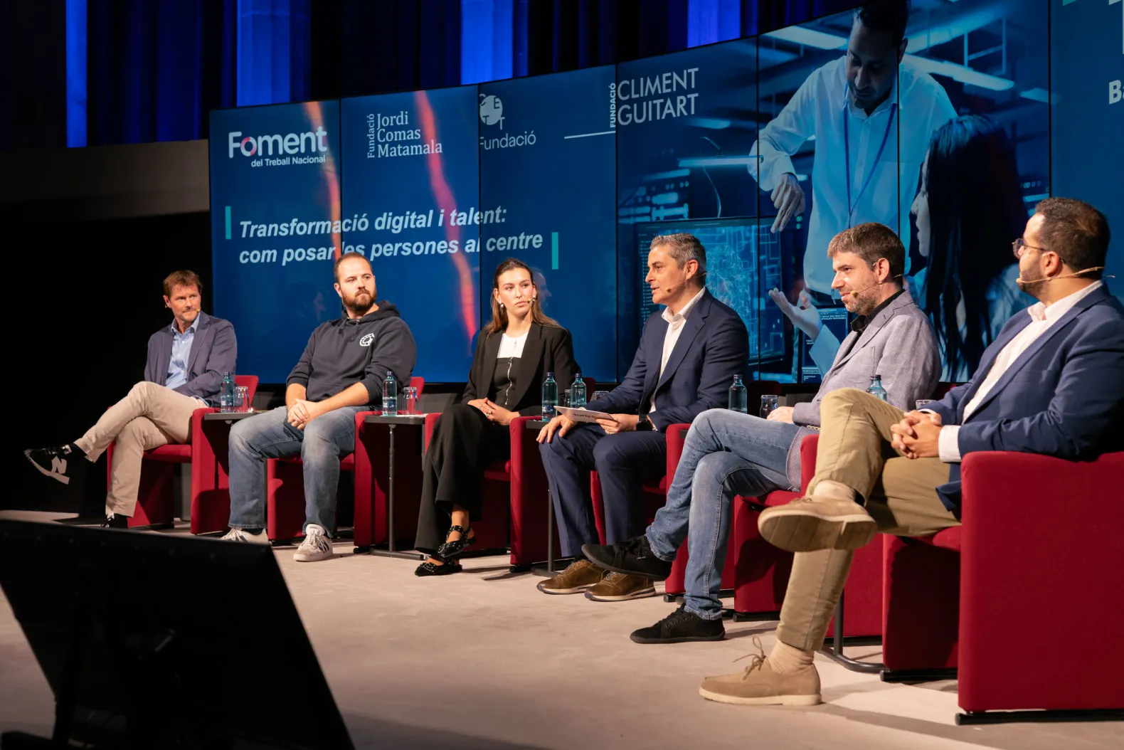 Ponentes de la mesa redonda durante el debate sobre el escenario