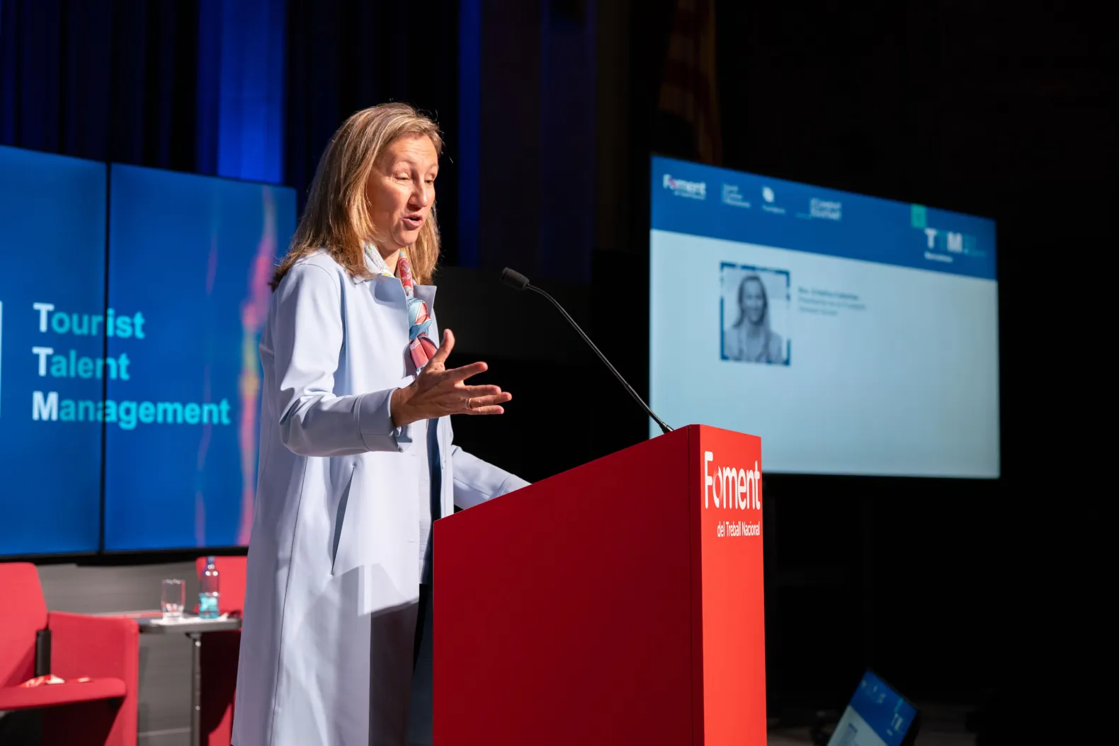Sra. Cristina Cabañas, Presidenta de la Fundación Climent Guitart, sobre el escenario