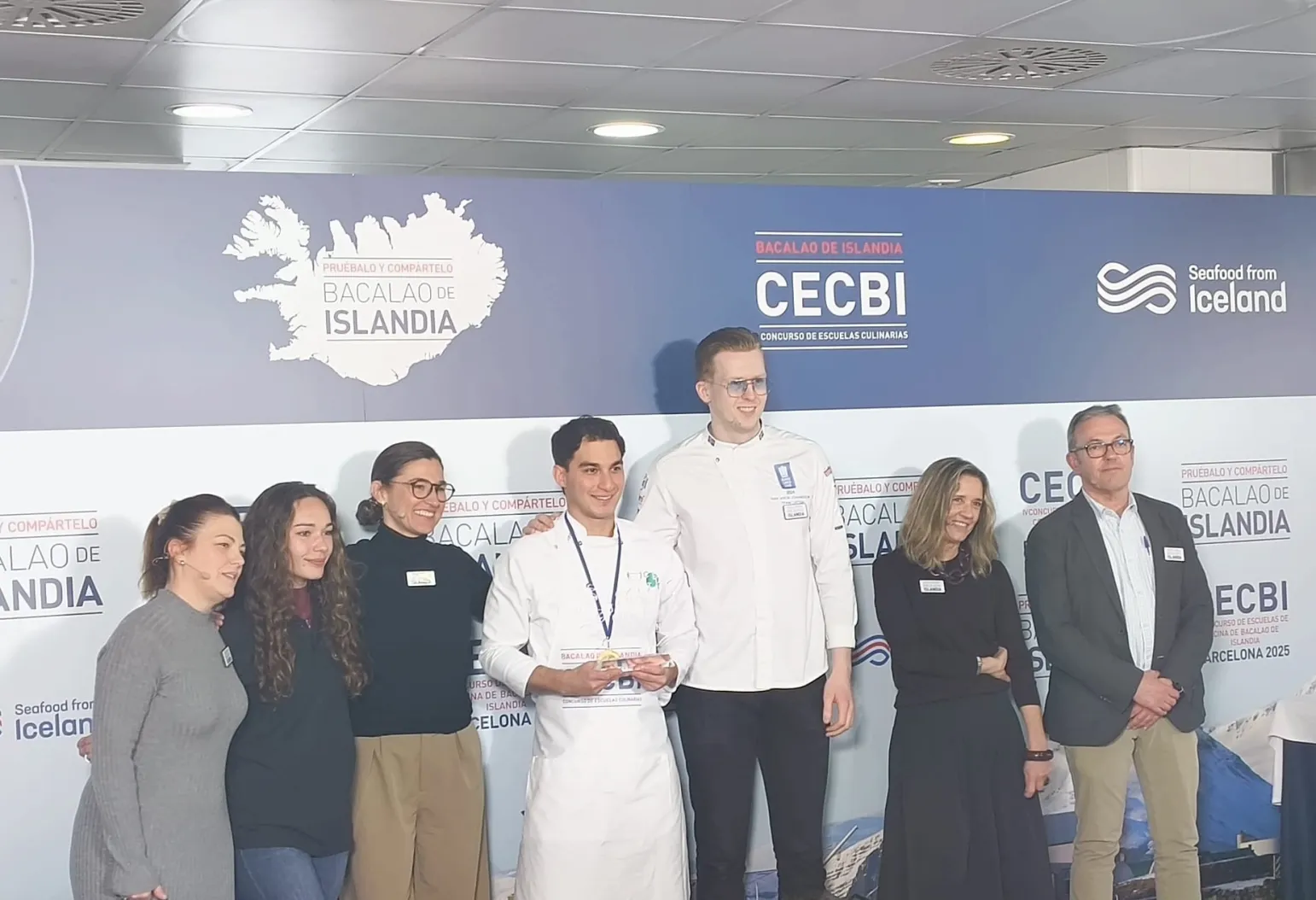 Bryan Quintero posando con el premio al Concurso de Escuelas de Cocina de Bacalao de Islandia.