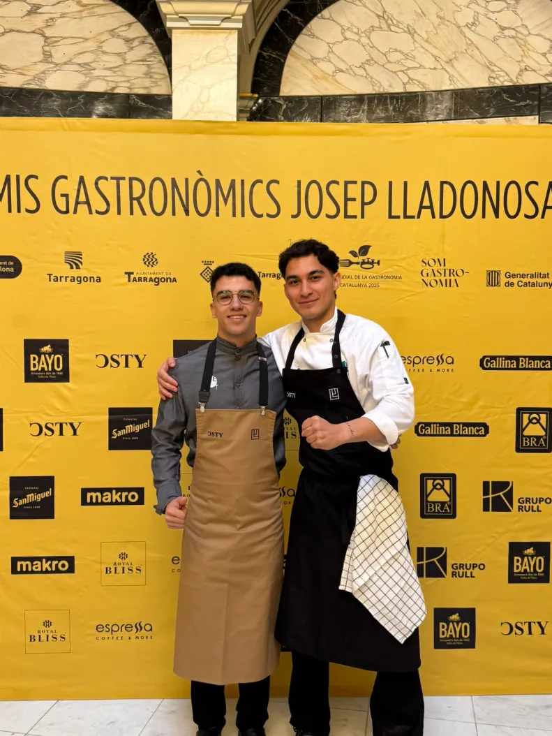 Bryan Quintero posando con el ganador del premio Josep Lladonosa.