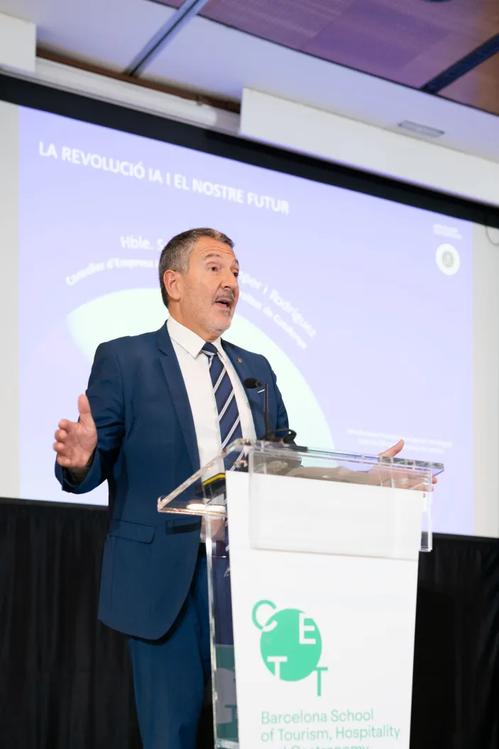 El conejal hablando en el escenario