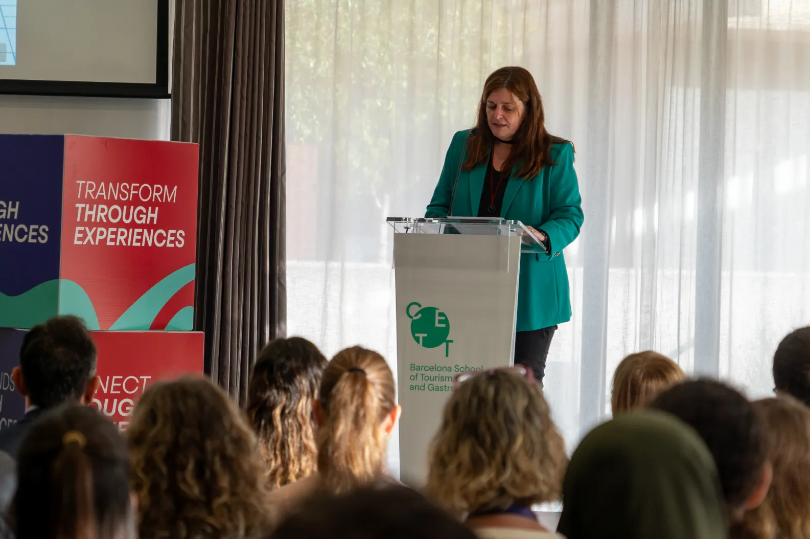 Persona parlant a l'escenari de l'esdeveniment