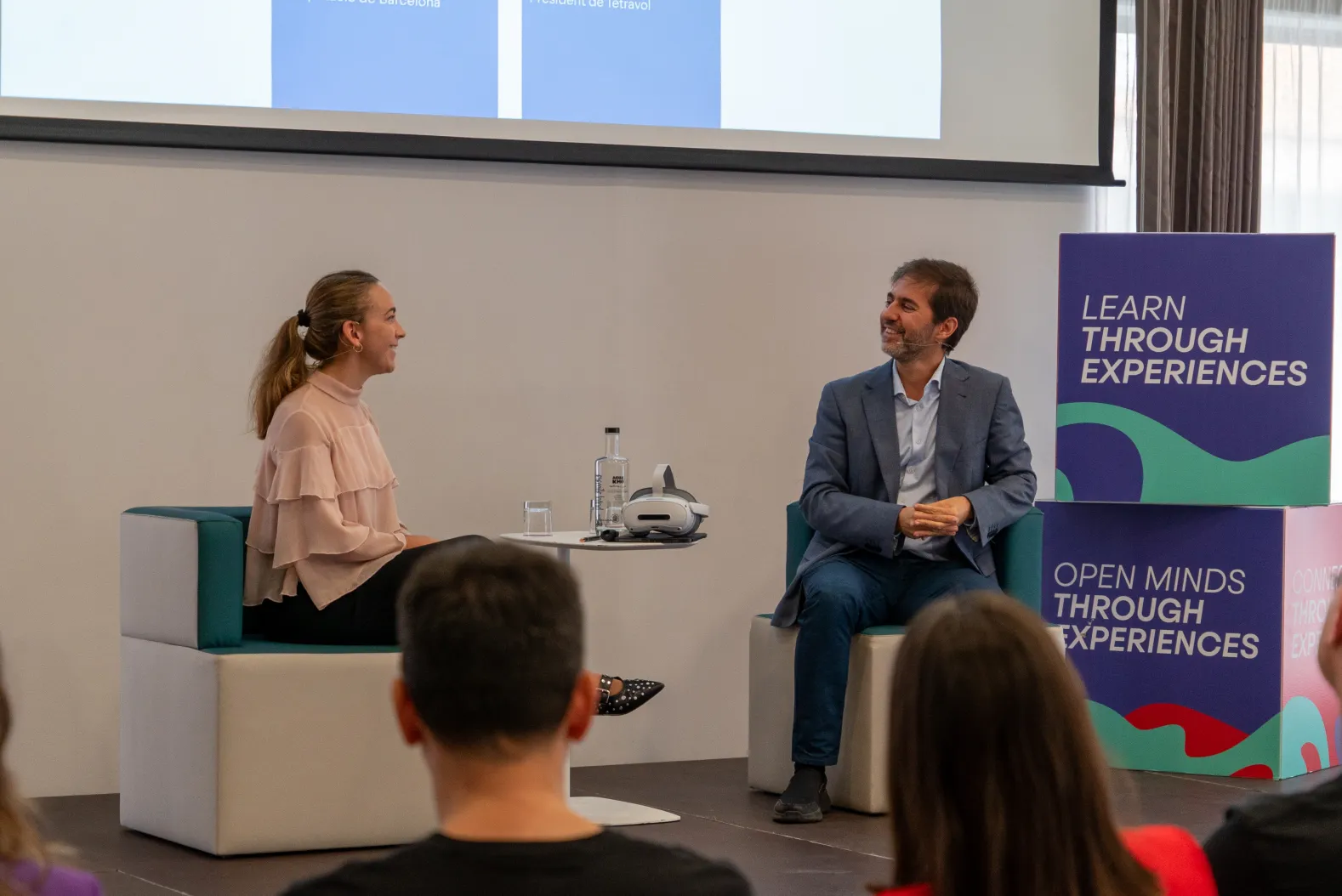 Imagen de una entrevista en el escenario