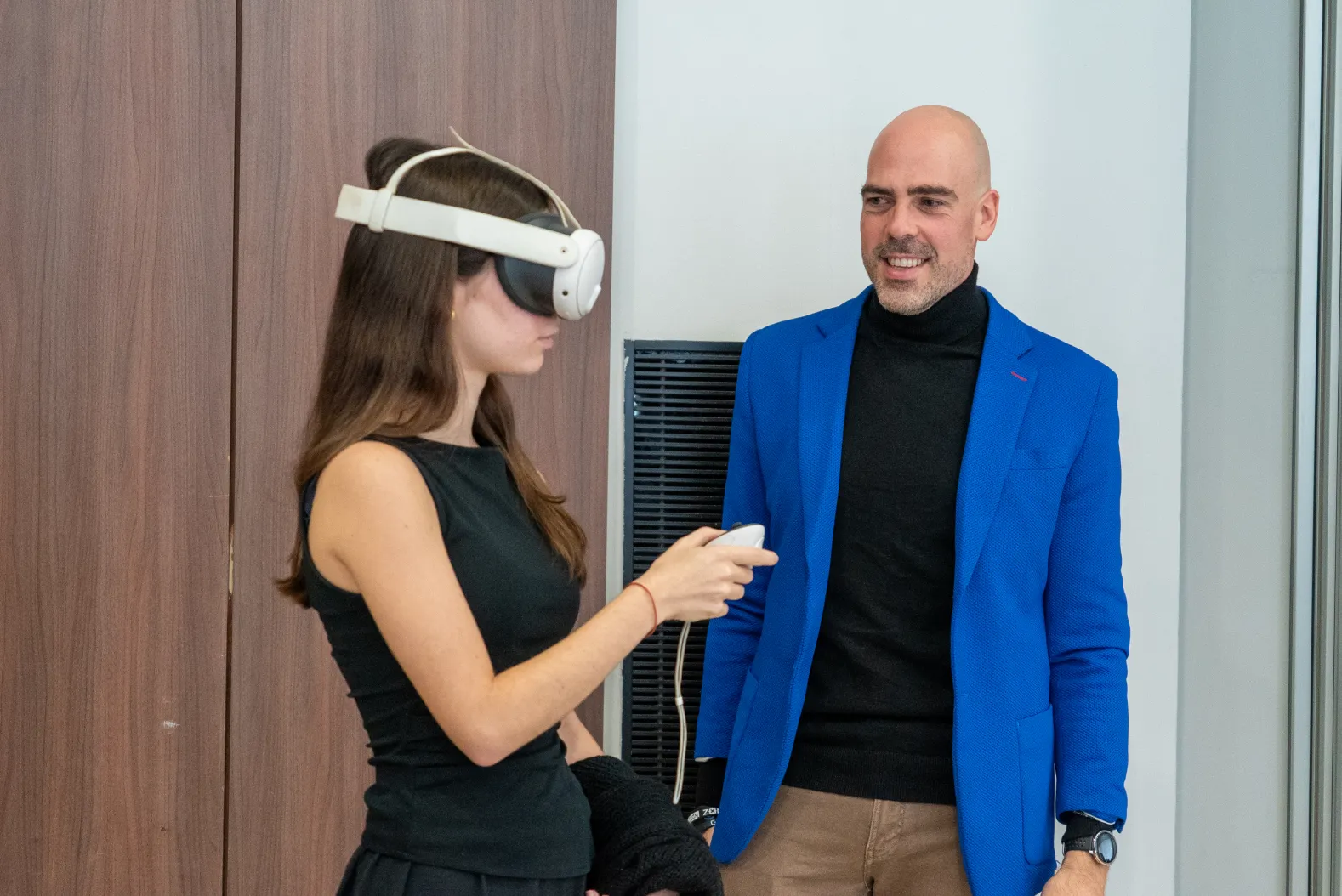 Imagen de una chica con gafas de realidad virtual