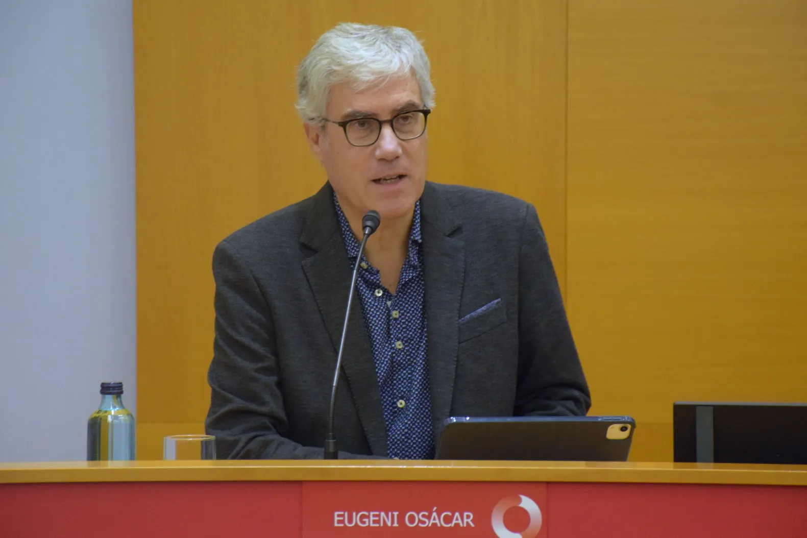 Dr. Eugeni Osácar guiando el debate