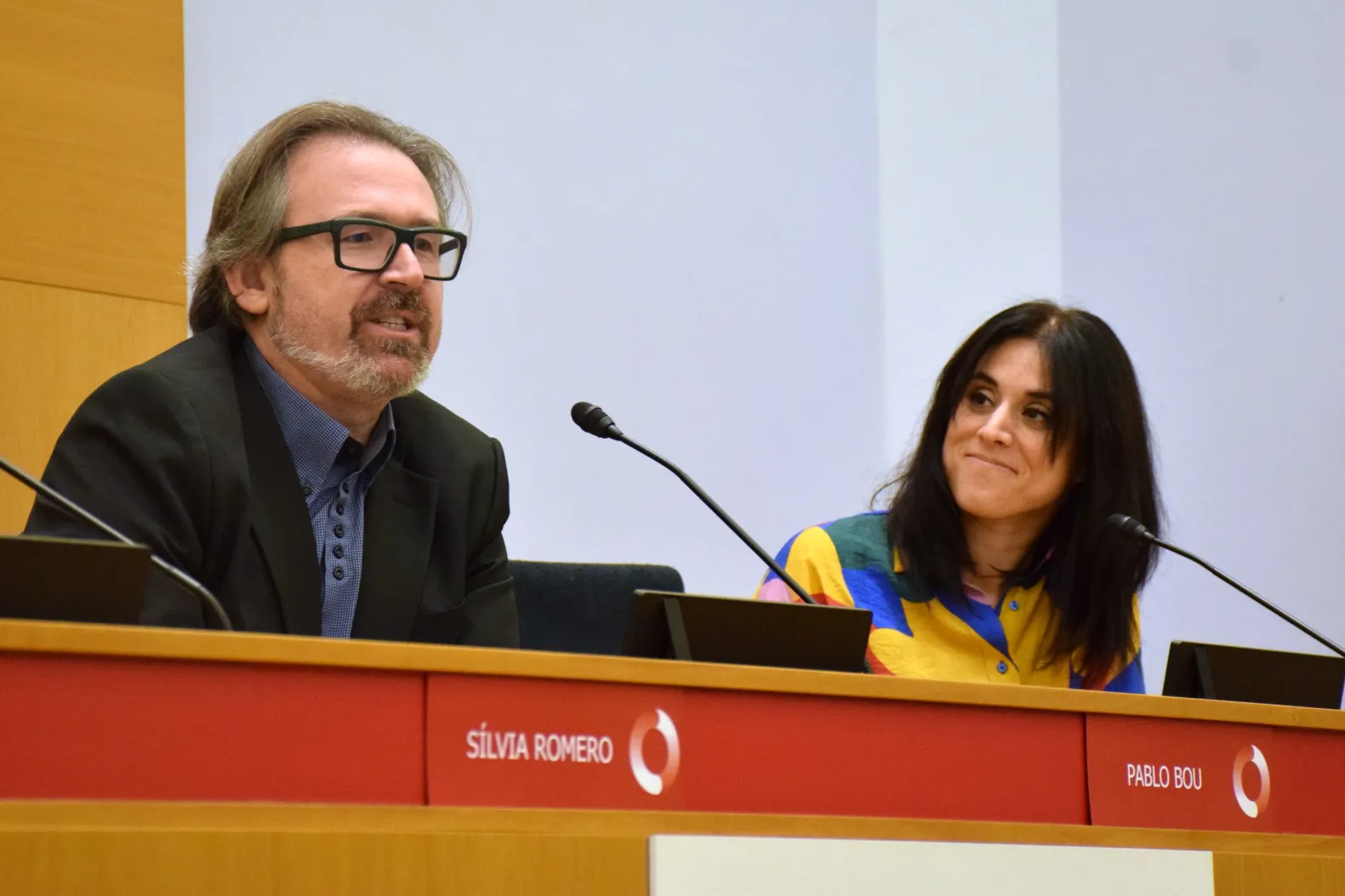 Ponentes hablando durante el acto