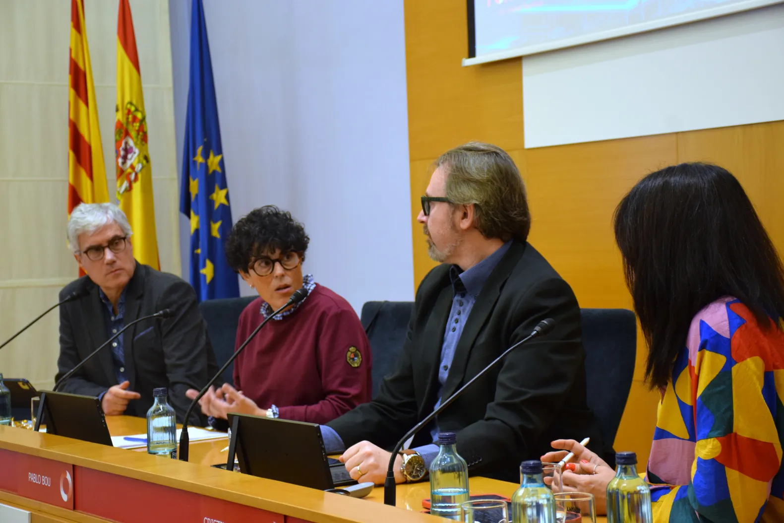 Imagen de los ponentes sentados en la mesa de debate