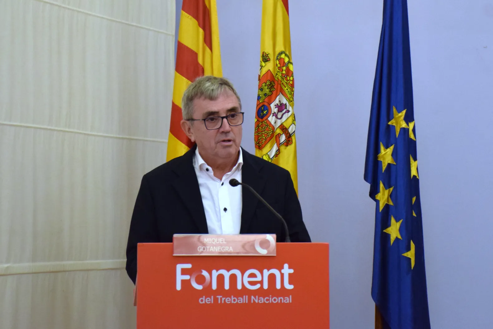 Persona hablando en el atril