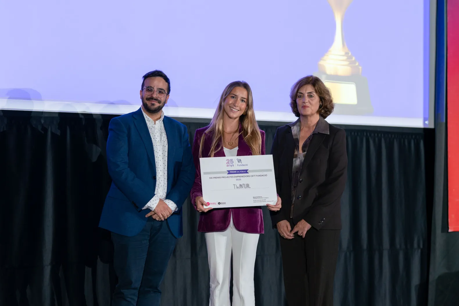 La CEO de Twintual sosteniendo el diploma del Premio del Público