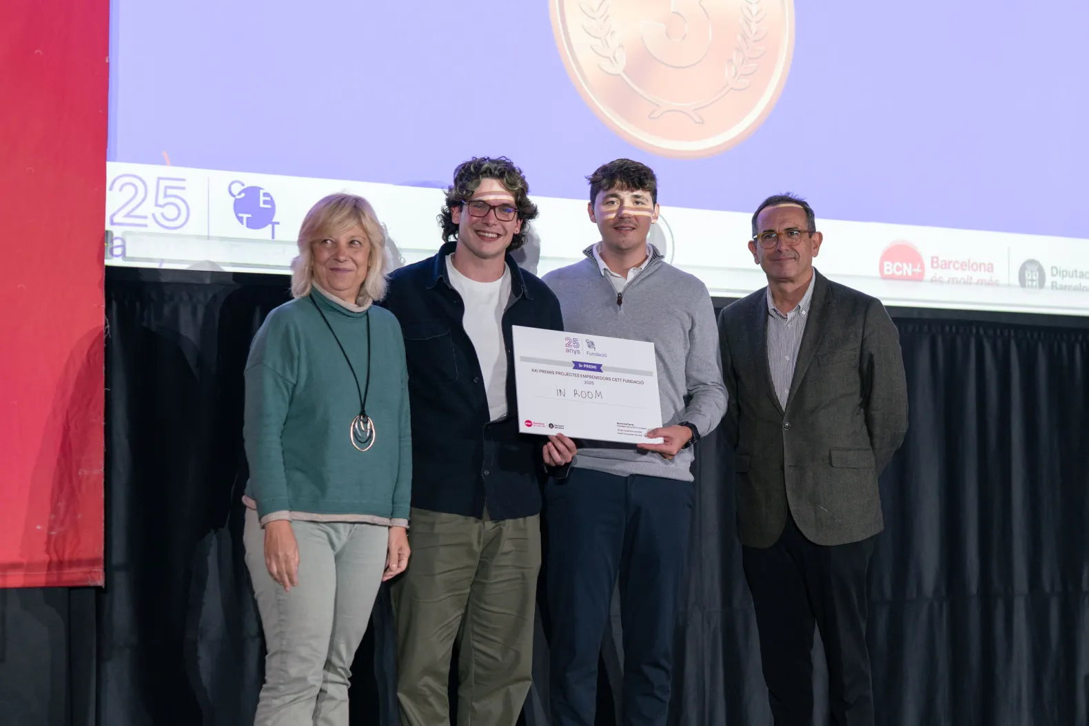 Los representantes de InRoom sosteniendo su diploma