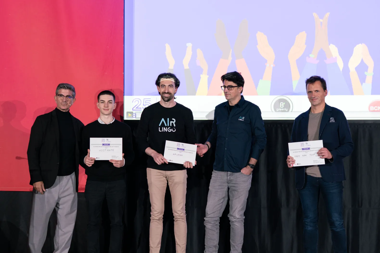 Los finalistas sosteniendo su diploma