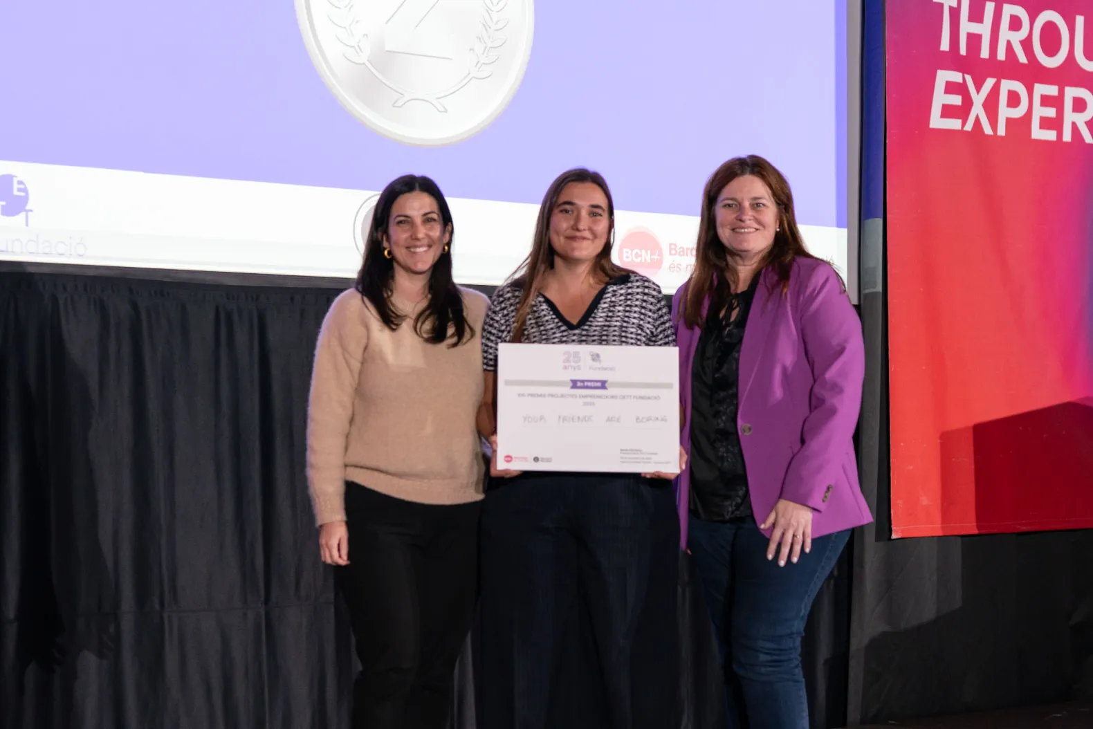 La CEO de Your Friends Are Boring sosteniendo el diploma 