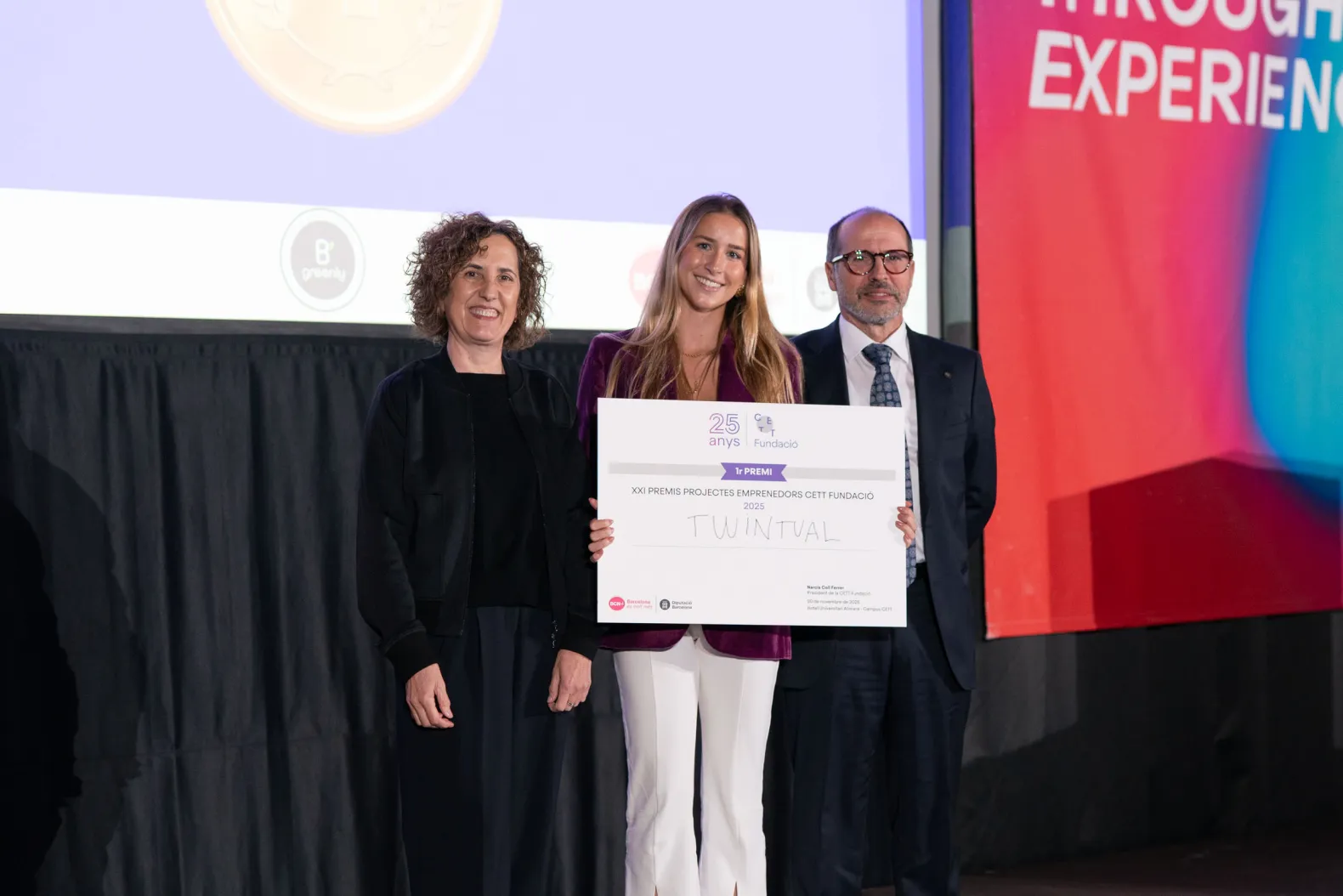 La CEO de Twintual sosteniendo el diploma de ganadora