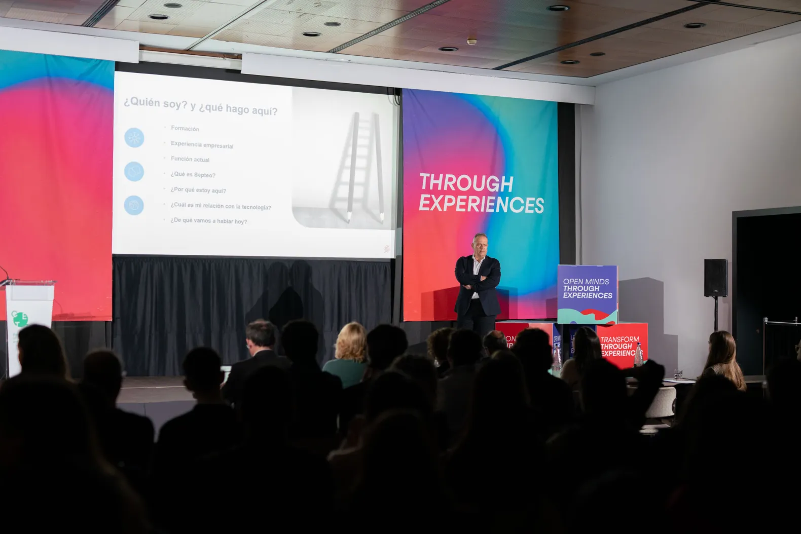 Manuel Ortiz Paredes, keynote del acto, hablando sobre el escenario