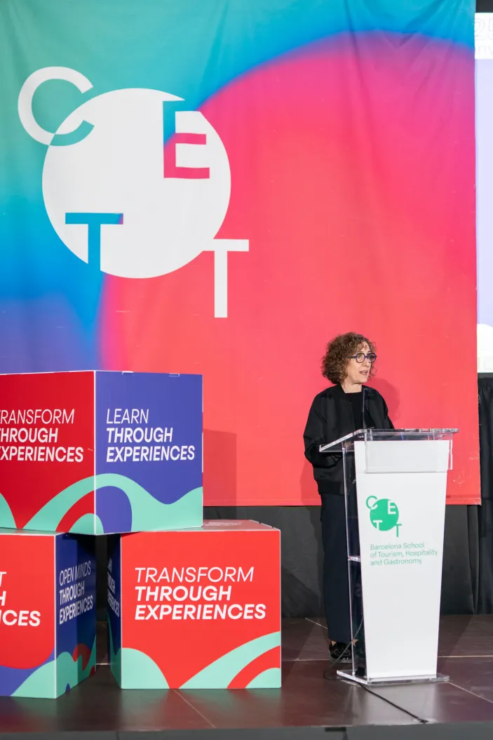 La Dra. Maria Abellanet i Meya, presidenta del CETT, hablando sobre el escenario