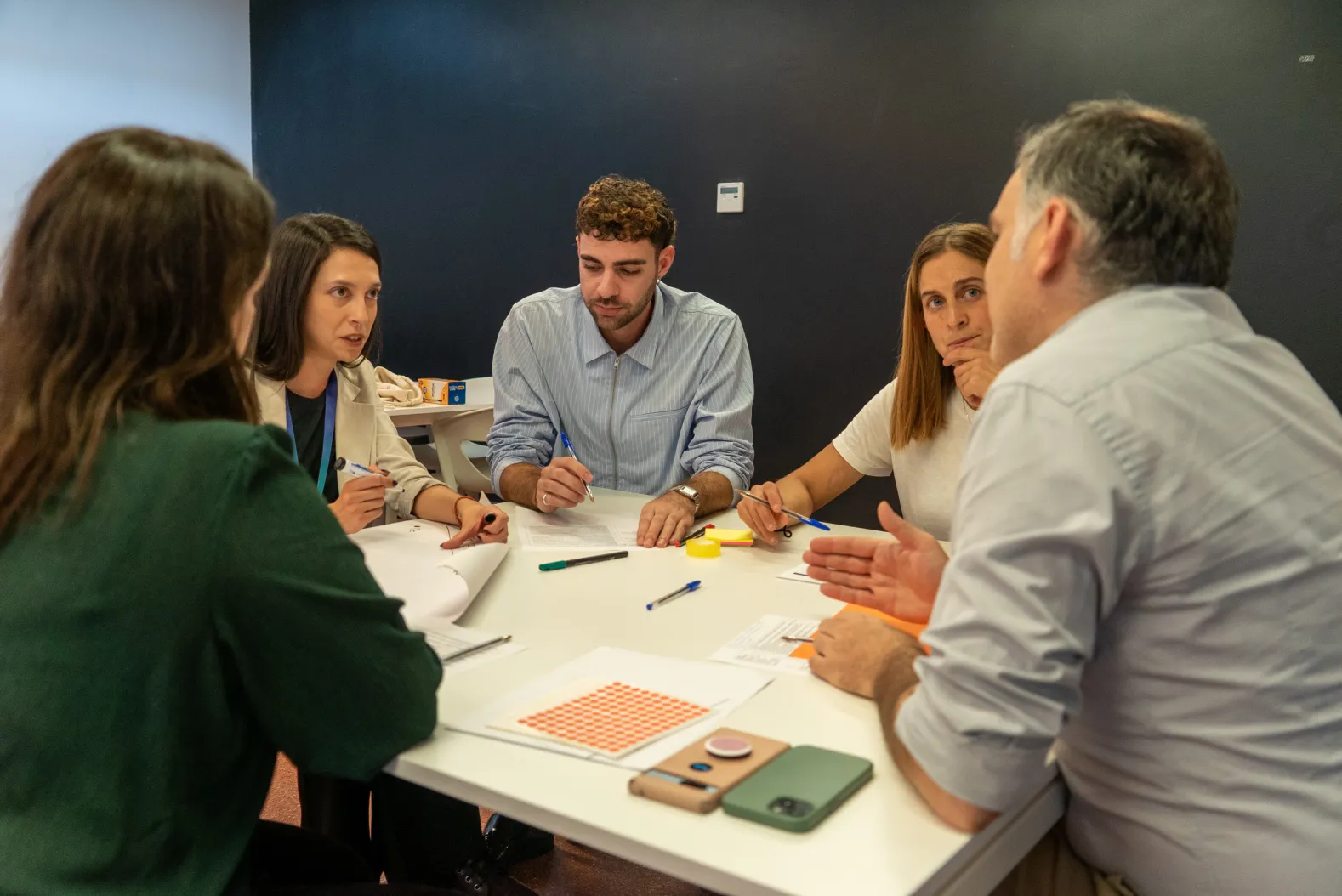 Miembros del acto debatiendo en una mesa