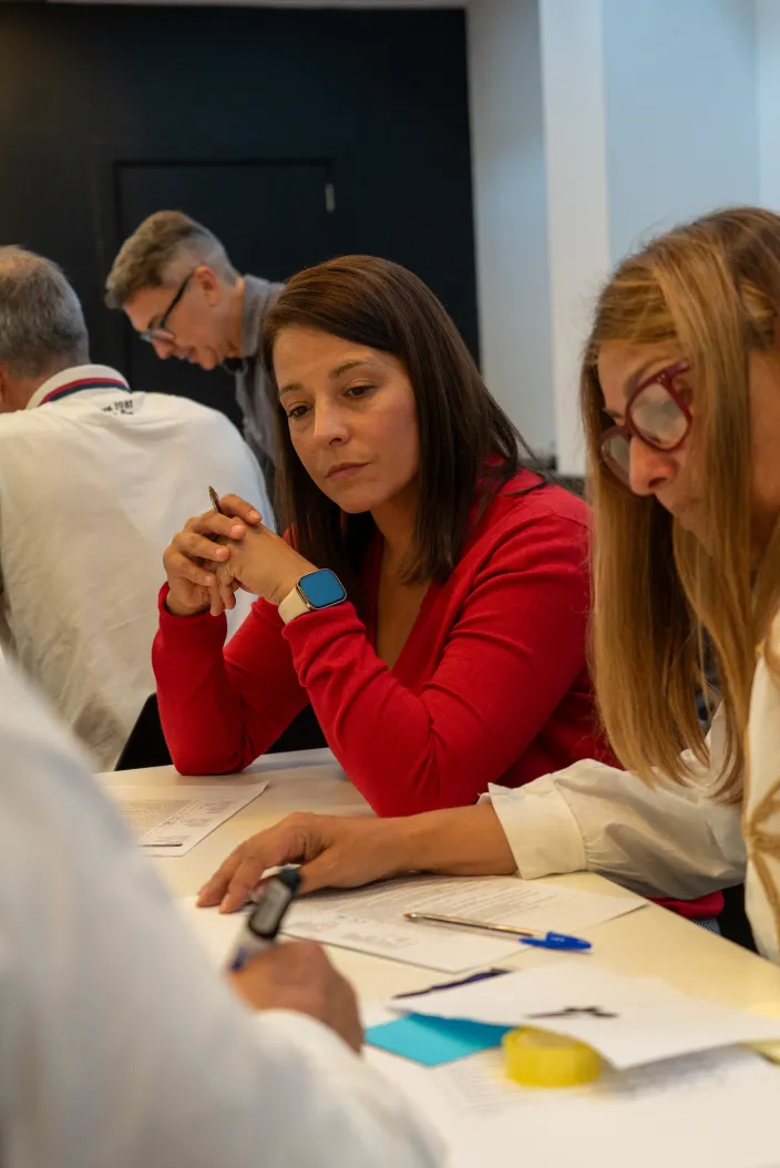 Mujer presando atención al desarrollo del worshop