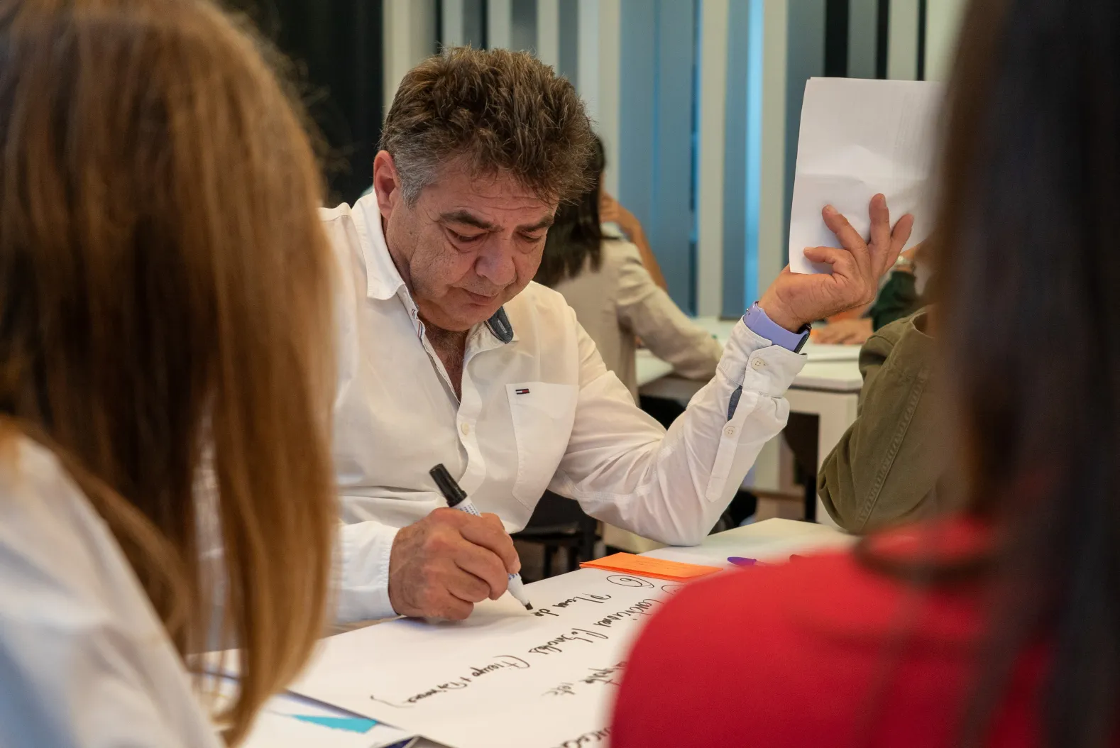 Hombre escribiendo sobre un papel