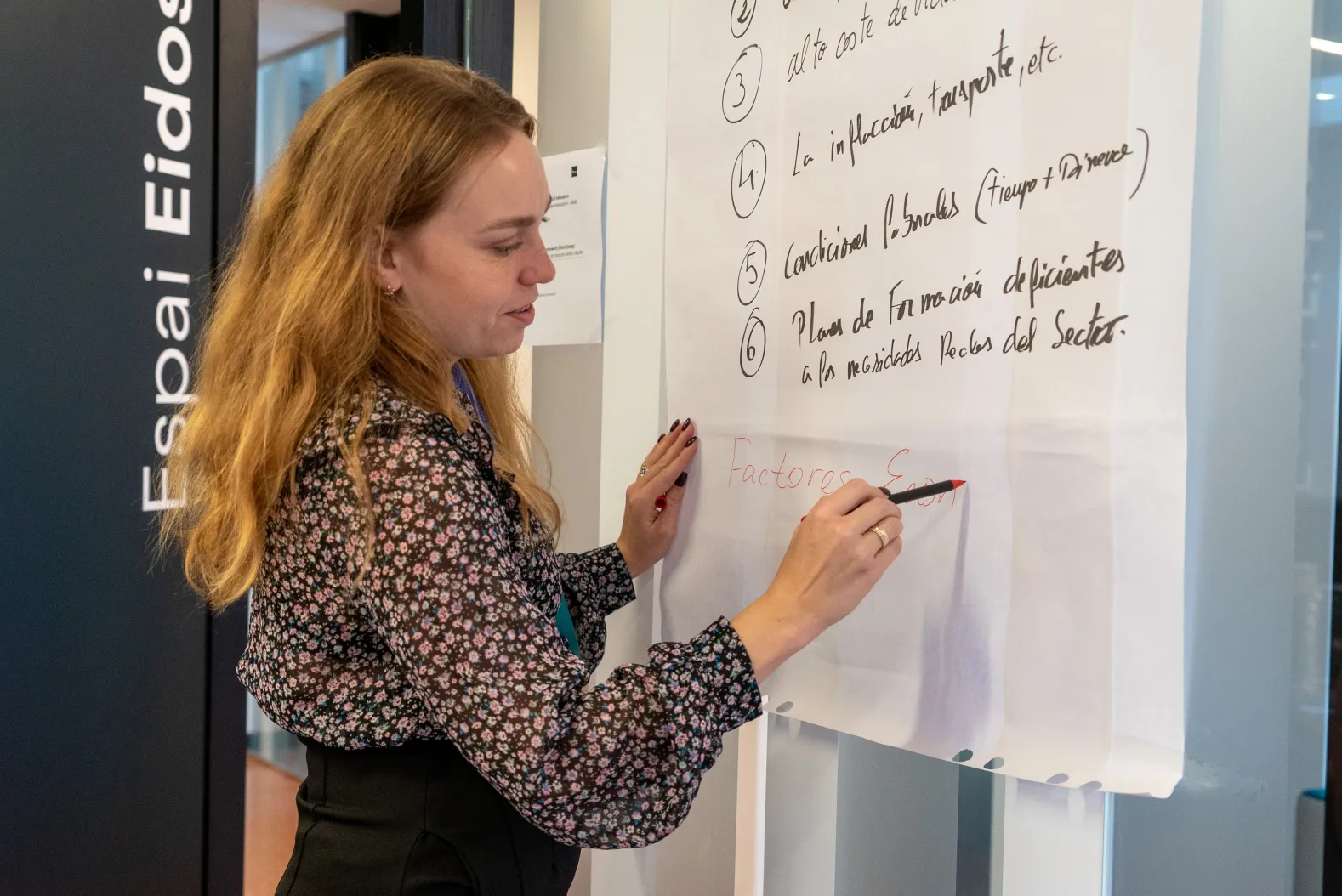 Persona escribiendo en la pizarra
