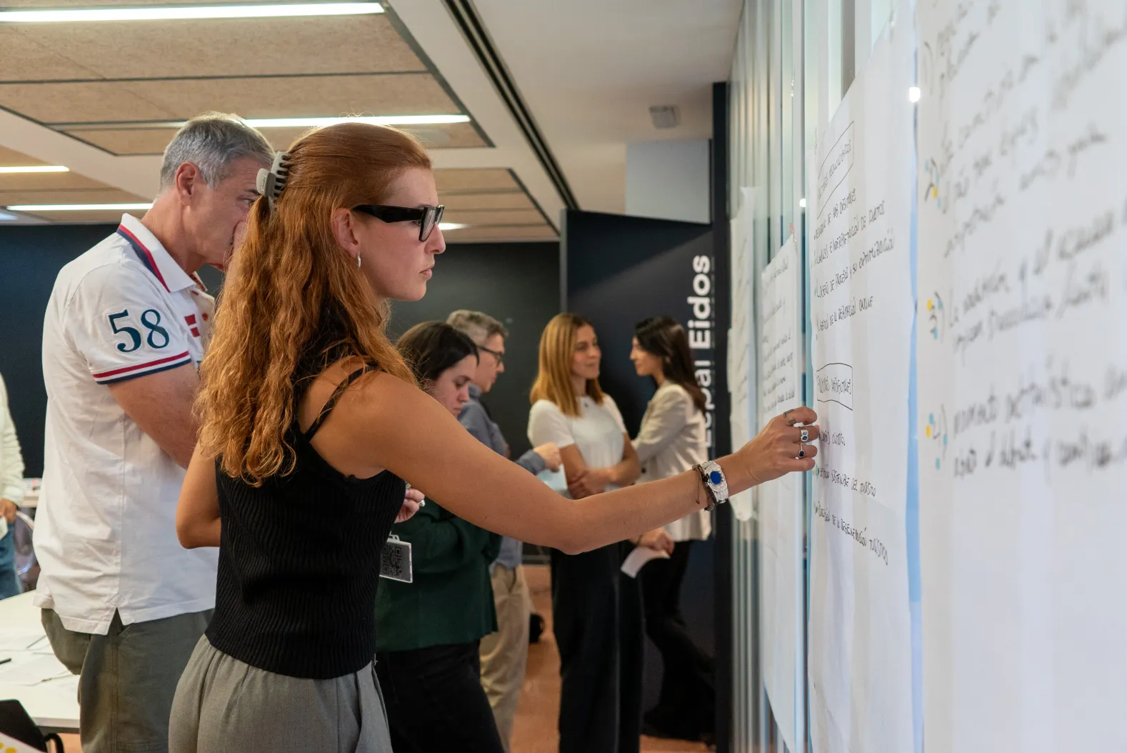 Persona escribiendo en la pizarra