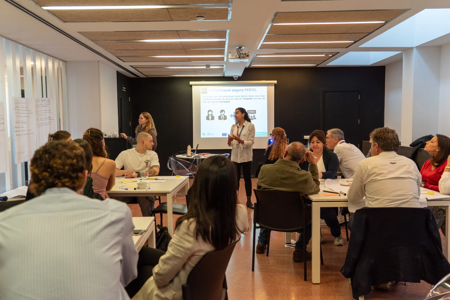 Imagen de una sala con los miembros del workshop