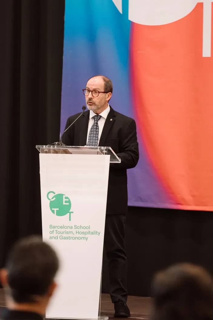 Persona hablando en el escenario