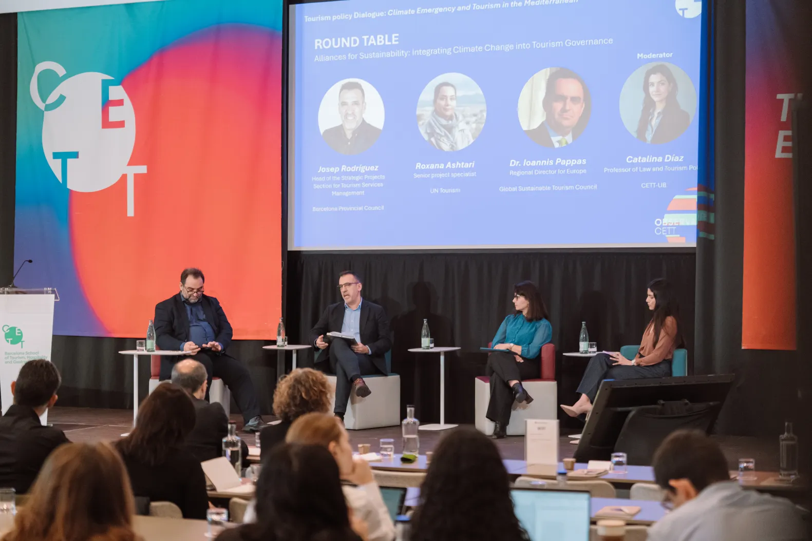 Ponentes hablando durante la mesa redonda