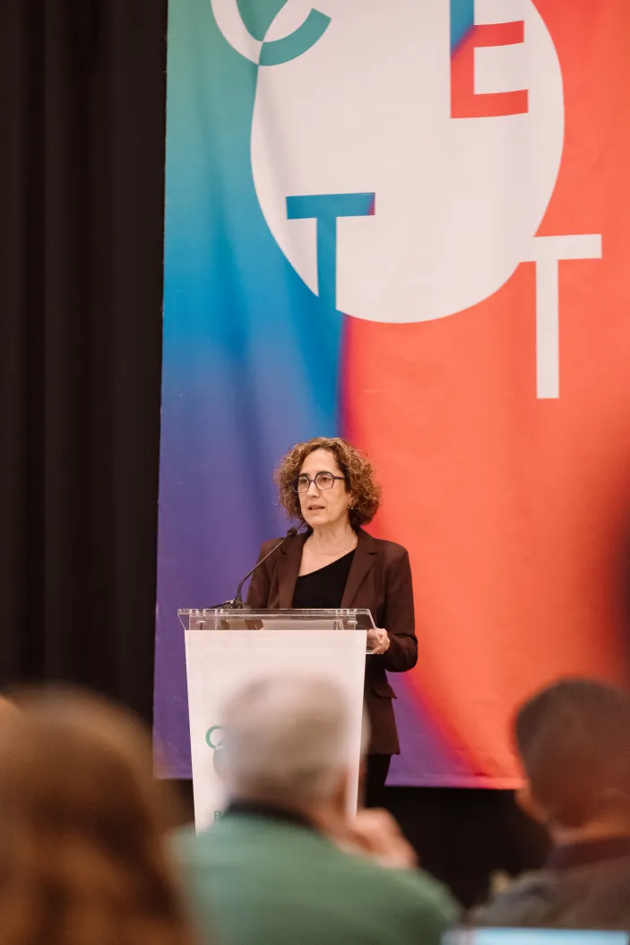 Persona hablando en el escenario