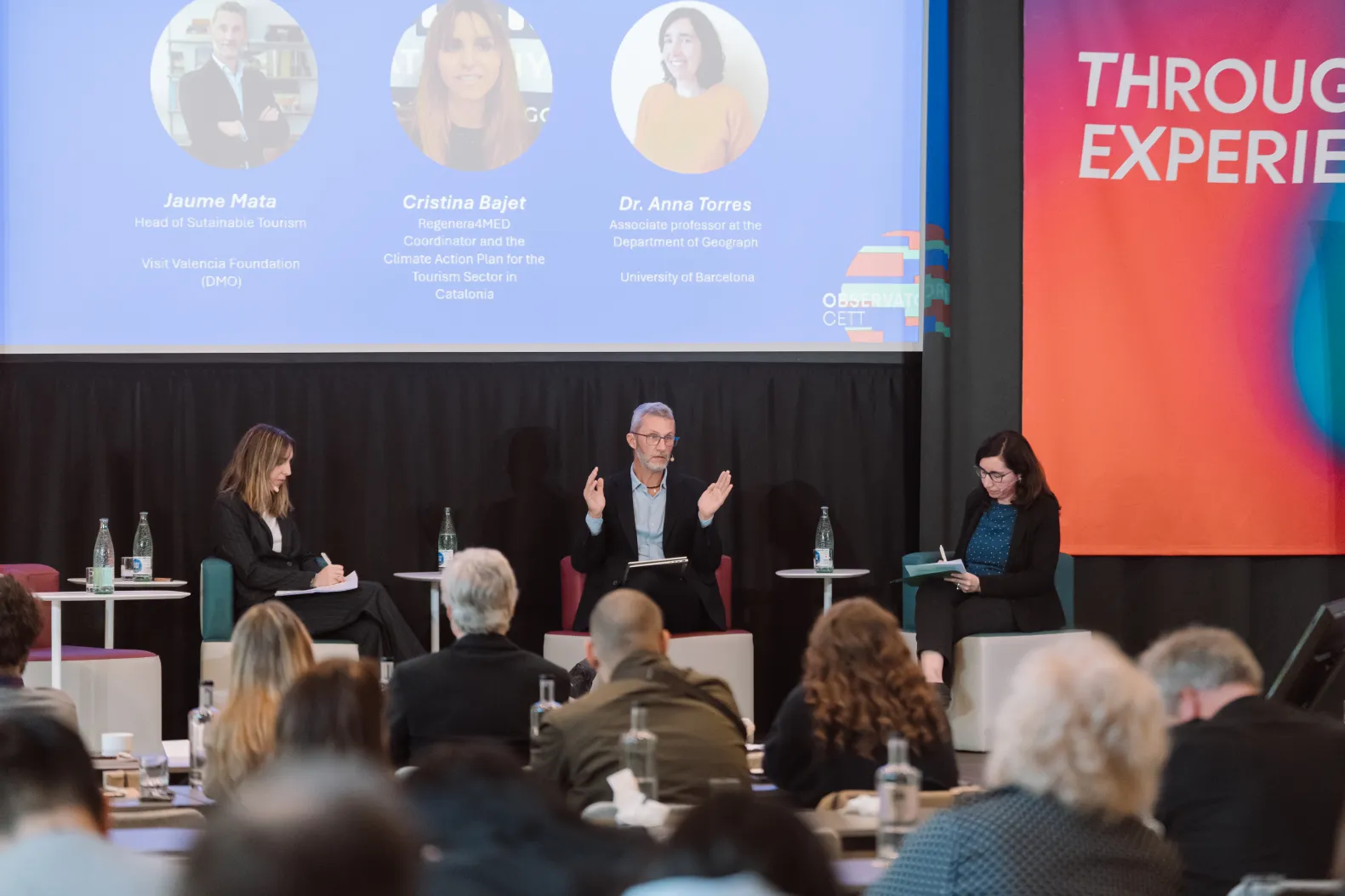 Personas en el escenario hablando