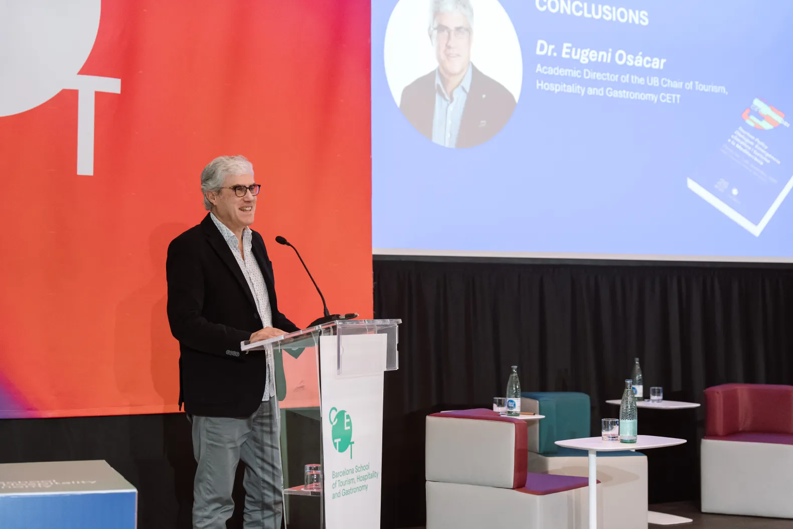 Persona hablando en el escenario