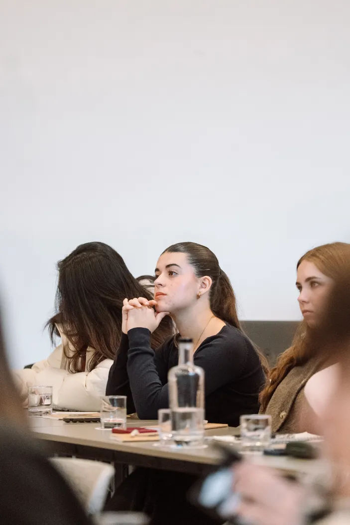 Personas del público atentas