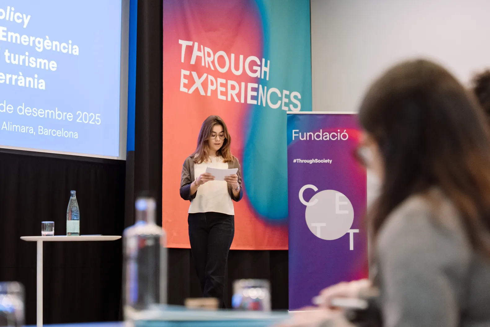 Presentadora del evento en el escenario