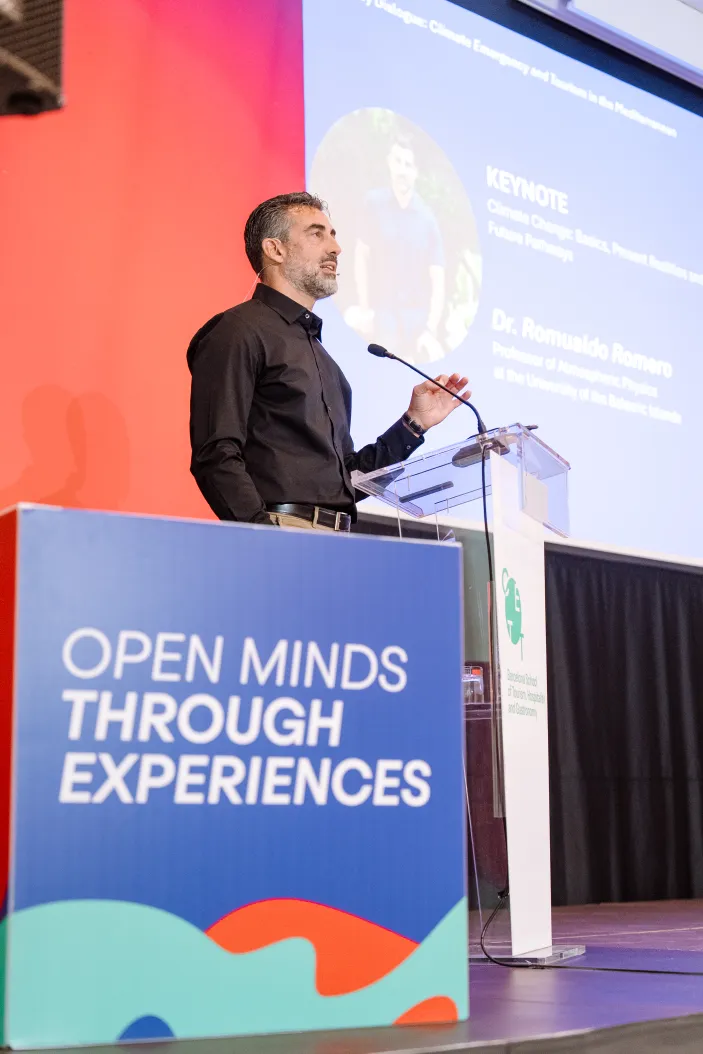 Persona hablando en el escenario