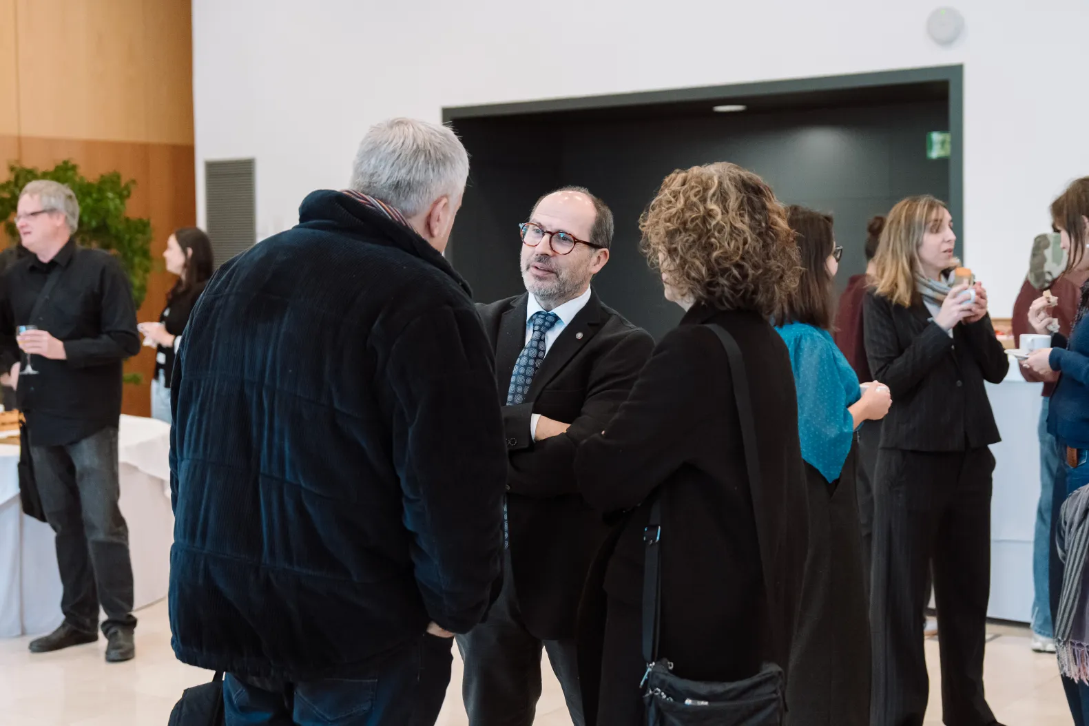 Personas hablando en la pausa del café
