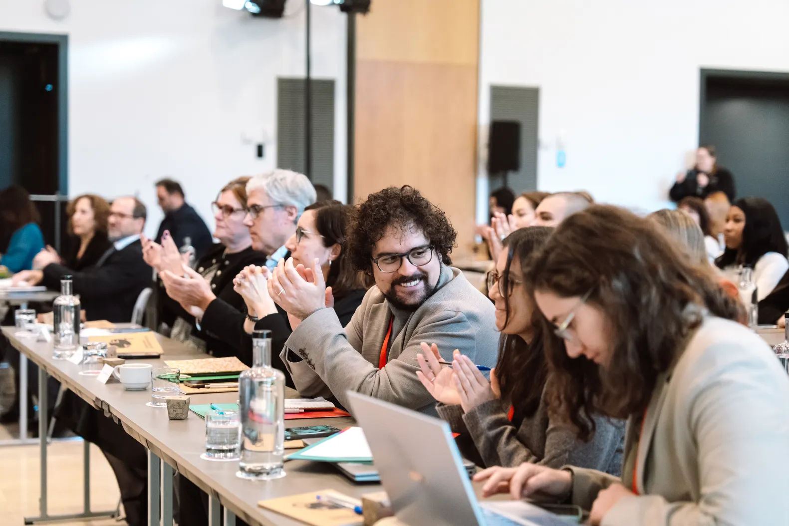 Personas prestando atención al evento