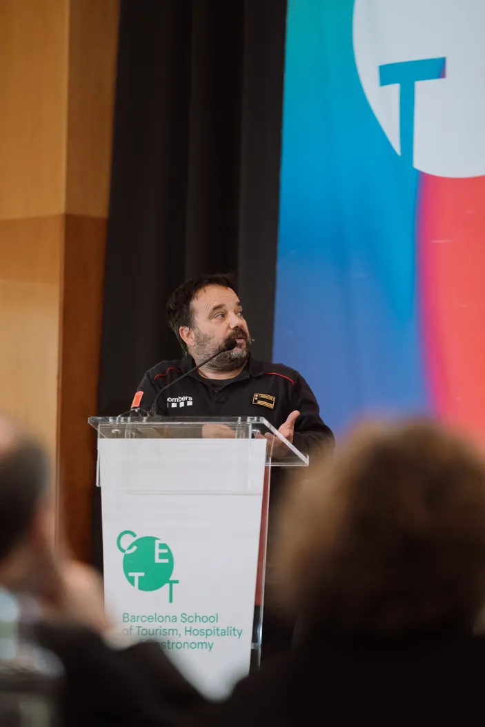 Persona hablando en el escenario