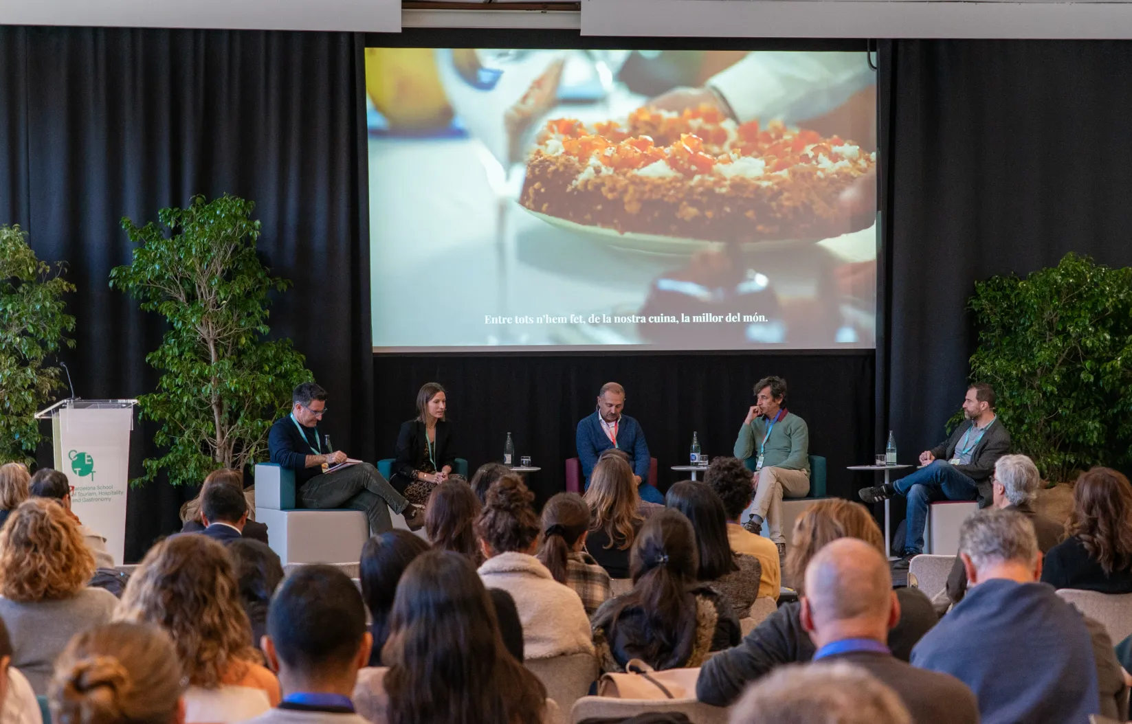 Personas escuchando la presentación